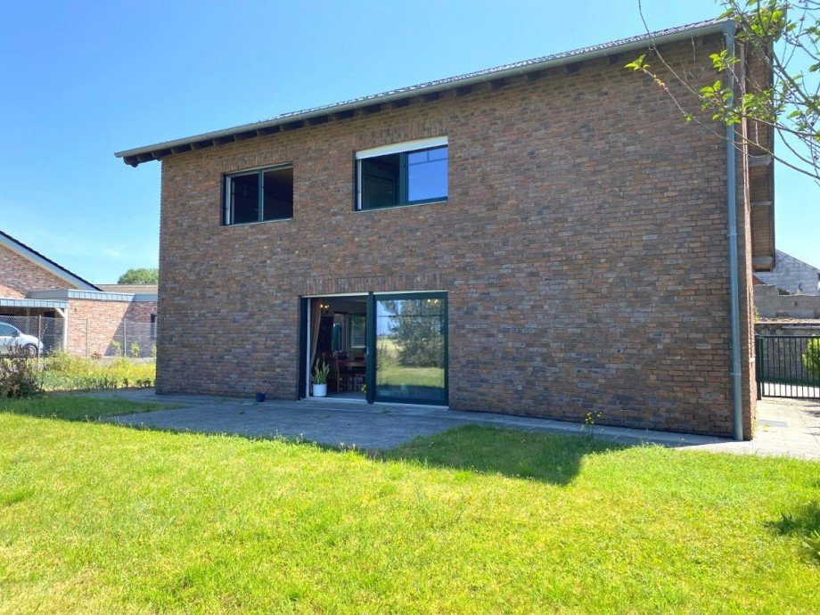 Ansicht gartenseits mit Terrassenfl�che Einfamilienhaus Bedburg