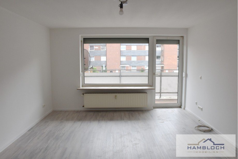 Wohnzimmer mit Zugang zum Balkon Etagenwohnung Puhlheim