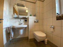 Badezimmer EG mit WC Modernes Einfamilienhaus in Bedburg-Kirchherten zu verkaufen.