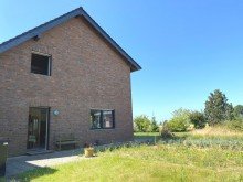 Nebeneingang und Seitenansicht Modernes Einfamilienhaus in Bedburg-Kirchherten zu verkaufen.