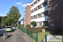 Mehrfamilienhaus von vorne Sanierte 2-Zimmer Wohnung in idyllischer und ruhiger Lage!  Inklusive Tiefgaragenstellstellplatz!