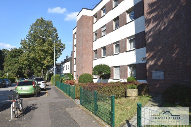 Mehrfamilienhaus von vorne Puhlheim - Sinthern Etagenwohnung Sanierte 2-Zimmer Wohnung in idyllischer und ruhiger Lage! Inklusive Tiefgaragenstellstellplatz!